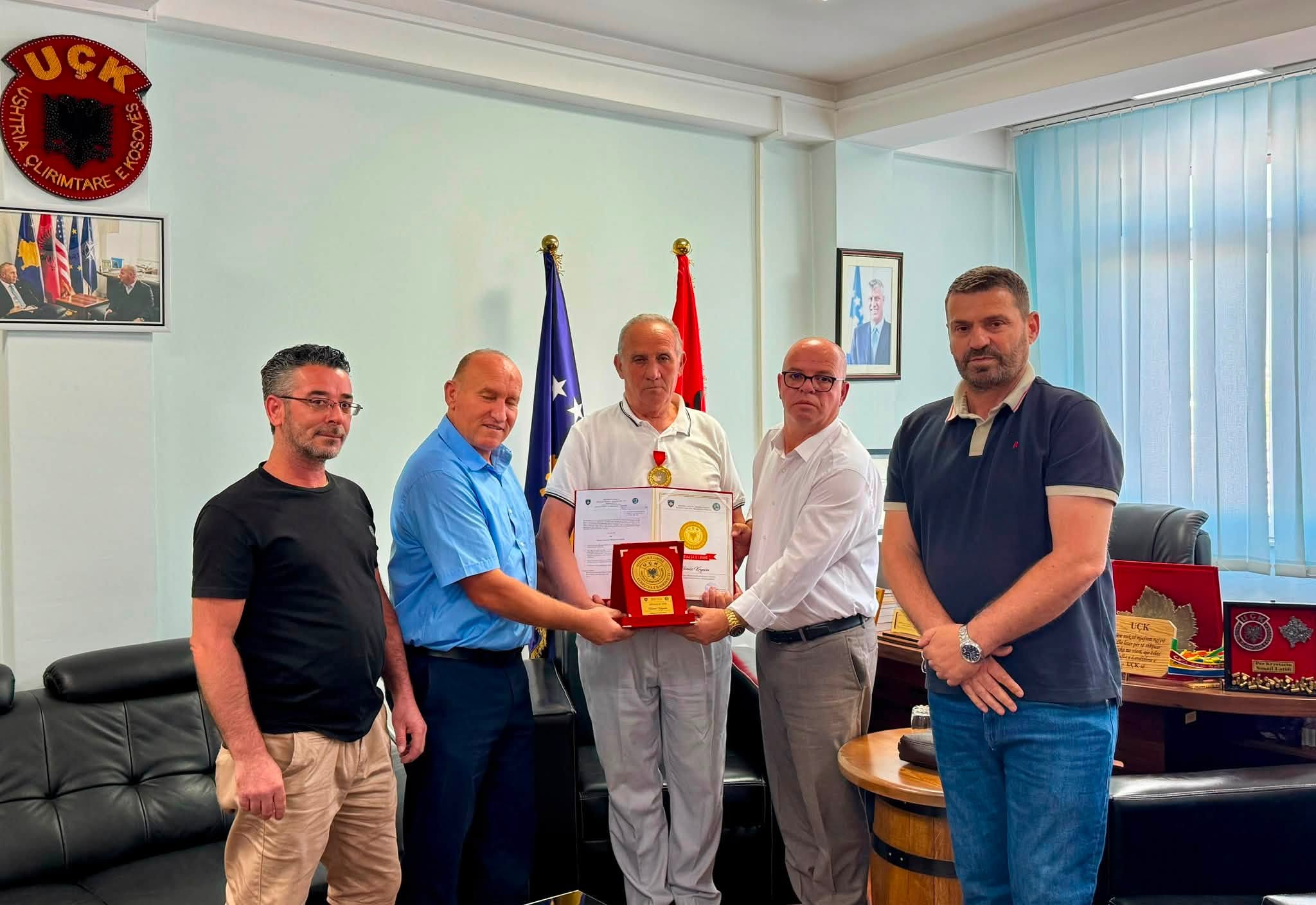 Kryetari Latifi nderon me dekoratën  Medalja e lirisë   veprimtarin Hamëz Kryeziun