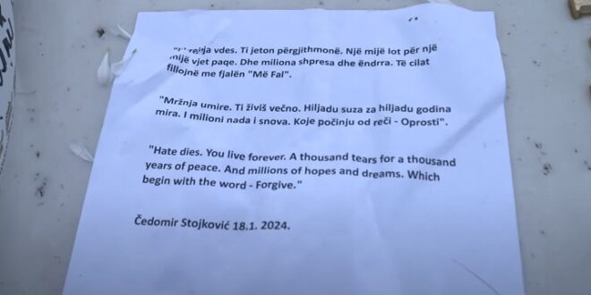 Avokati serb, Çedomir Stojkoviq, vendosi lule mbi varrin e Blerina Jasharit në kompleksin memorial “Adem Jashari” në Prekaz