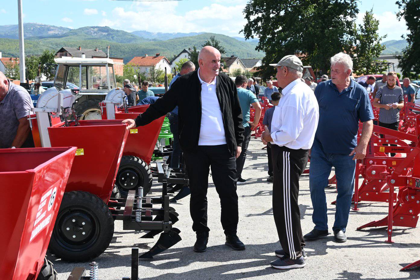 Komuna e Vitisë vazhdon përkrahjen e fermerëve me mekanizmat bujqësor