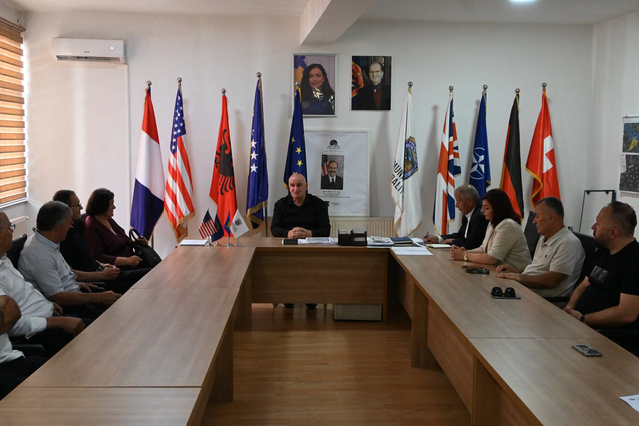 Kryetari Haliti nderoi me mirënjohje mësimdhënësit Sevdie Hasani dhe Agush Haxhiu