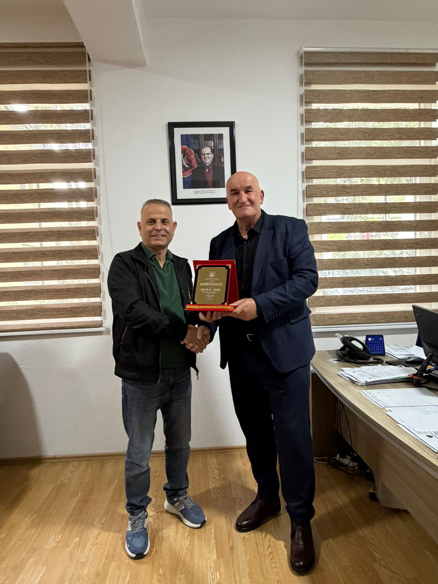 Kryetari Sokol Haliti  i ka ndarë mirënjohje pronarit të kompanisë  LALA  SH P K  Danush Osmanit