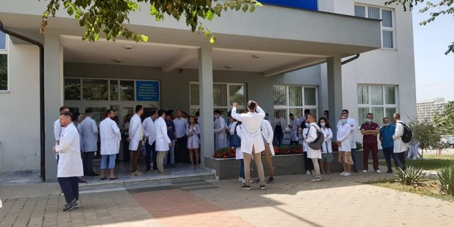 Specializantët e mjekësisë protestojnë para ShSUK-së për mospagesën e kujdestarive 24-orëshe