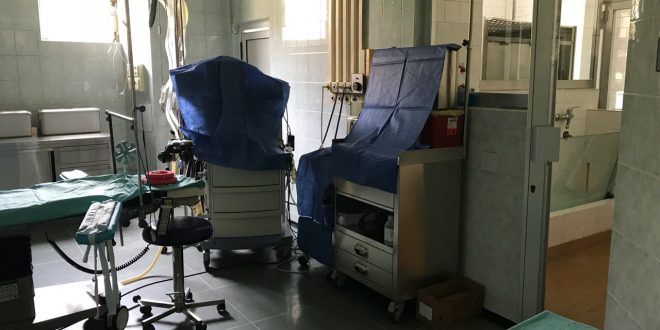 Pas erës së fortë të para dy ditëve, Spitali i Përgjithshëm në Pejë ka pasur dëmtime në kulmin ku gjenden sallat e operacionit