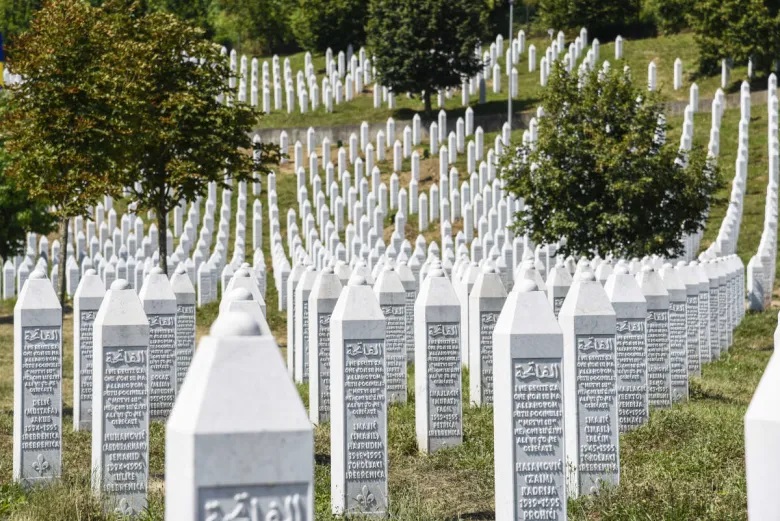 Myslimanët e Bosnjës dhe Hercegovinës sot shënojnë 30  vjetorin e Masakrës së Srebrenicës