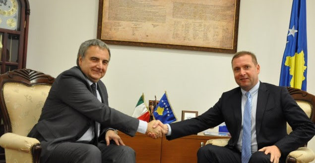 Ministri i Brendshëm Sefaj dhe ambasadori italian Sardi bisedojmë për riatdhesimin e personave të kthyer në Kosovë