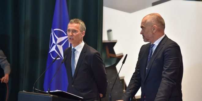 Sekretari i Përgjithshëm i NATO-s, Jens Stoltenberg, nesër viziton Tiranën, vetëm pak orë para protestës së opozitës