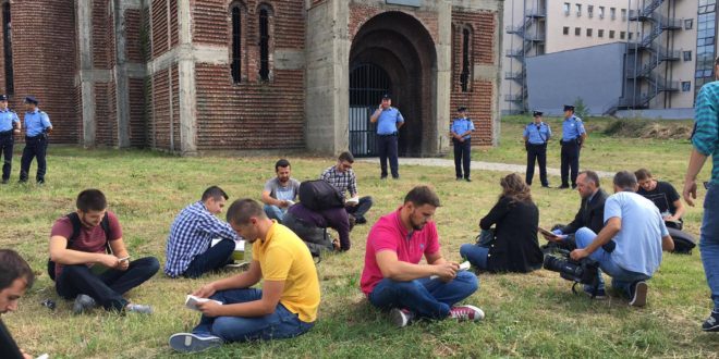Studentët përfunduan aksionin simbolik para kishës serbe në pronën e Universitetit të Prishtinës