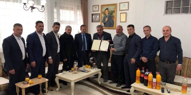 Kryetari i vendit, Hashim Thaçi e ka dekoruar dëshmorin e kombit Bashkim Suka më Urdhrin “Hero i Kosovës”