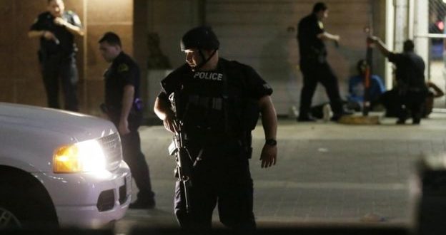 Në Dallas të Amerikës pesë oficerë policie janë goditur për vdekje, shtatë të tjerë të plagosur
