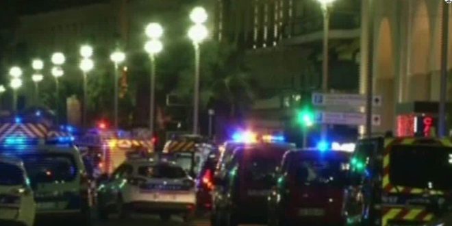Në Nicë të Francës shoferi i një kamioni ka sulmuar turmën dhe ka mbytur 80 qyetarë
