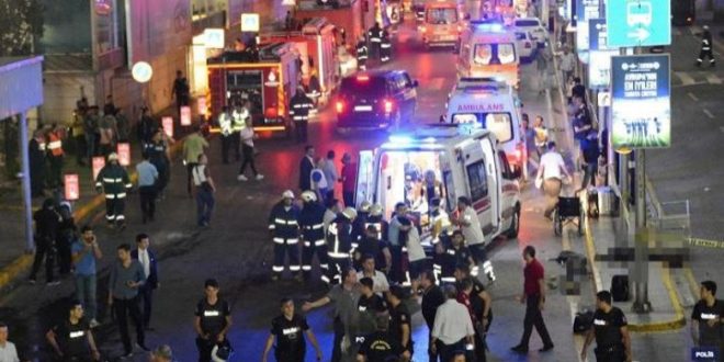 Aeroporti “Ataturk” i Stambollit është tronditur nga tre shpërthime të njëpasnjëshme