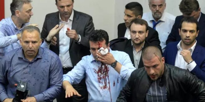 LSDM-ja e Zoran Zaev-it ka bërë të ditur se janë lënduar në Kuvend 10 deri në 15 deputetë të kësaj partie