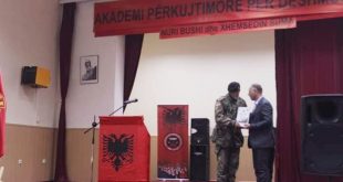Kryetari i Hanit të Elezit, Rufki Suma e nderon me mirënjohje veteranin e UÇK-së, Muhamed Kuka
