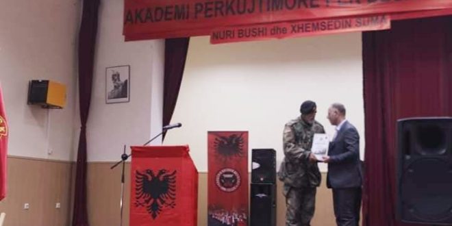 Kryetari i Hanit të Elezit, Rufki Suma e nderon me mirënjohje veteranin e UÇK-së, Muhamed Kuka