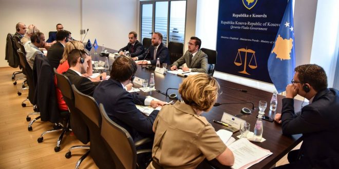 Ministri i Drejtësisë, Abelard Tahiri, ka pritur të mëkurën në takim një delegacion të ekspertëve të Bashkimit Evropian