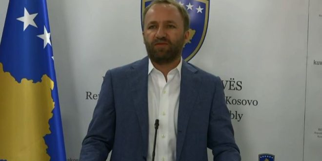 Abelard Tahiri: Për herë të parë në Kosovë, Qeveria Kurti i legalizojë targat e lëshuara nga Serbia