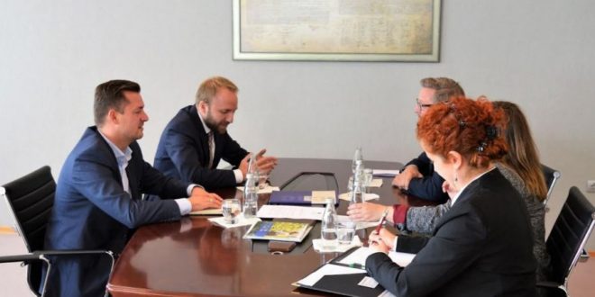 Ministri i Drejtësisë, Abelard Tahiri, ka pritur nё takim Drejtorin e misionit të USAID-it në Kosovë, James Hope