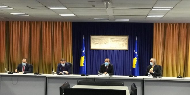 Kryeministri Hoti i shoqëruar nga ministrat Zemaj, Veseli dhe Reçica takohet me Sindikatën e Infermierëve