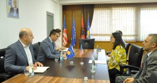 Ministri i Arsimit, Shyqyri Bytyqi ka pritur sot në takim drejtoreshën e USAID-it në Kosovë, Lisa Magno