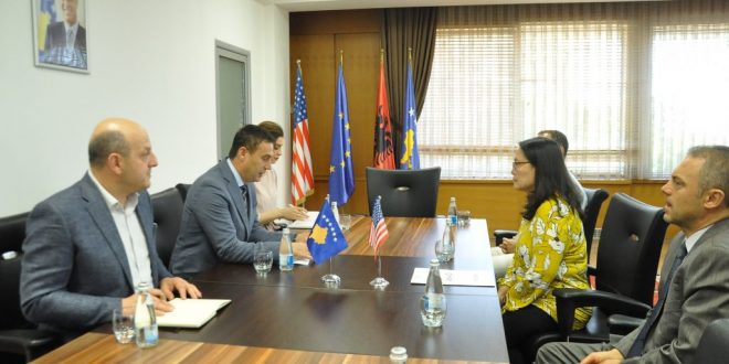 Ministri i Arsimit, Shyqyri Bytyqi ka pritur sot në takim drejtoreshën e USAID-it në Kosovë, Lisa Magno
