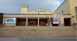 Aktorët parazitë të Teatrit të Kosovës kërkojnë paga 1200 euro në muaj, pavarësisht sa punojnë