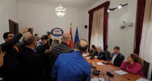 Situata e tensionuar në Kuvendin e Shqipërisë vijoi edhe sot, po këtë radhë nga deputet e Sali Berishës me ata të Lulzim Bashës