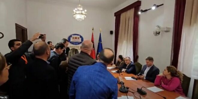 Situata e tensionuar në Kuvendin e Shqipërisë vijoi edhe sot, po këtë radhë nga deputet e Sali Berishës me ata të Lulzim Bashës