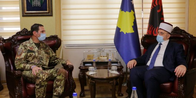 Myftiu i Kosovës, Naim Tërnava, ka pritur sot në takim komandantin e KFOR-it, gjeneralmajorin Franco Federici