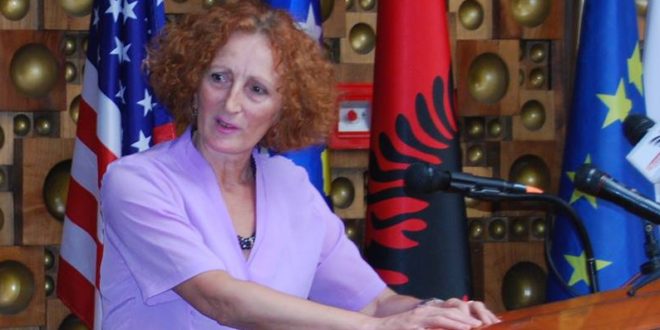 Teuta Hadri ka përuruar librin: “Krimi që e pashë me sytë e mi I II”, ditar lufte i vitit 1998