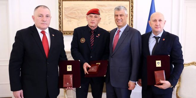 Kryetari Thaçi i dekoron me Medaljen Presidenciale veteranët e luftës së Kosovës dhe Kroacisë