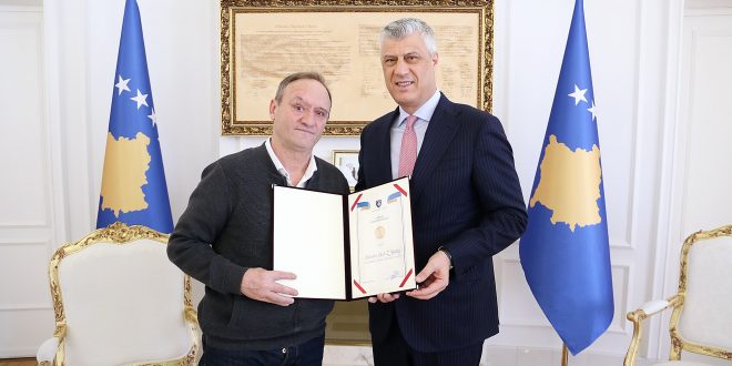 Kryetari Thaçi e dekoron me urdhrin “Hero i Kosovës”, dëshmorin e kombit, Daut Halilaj