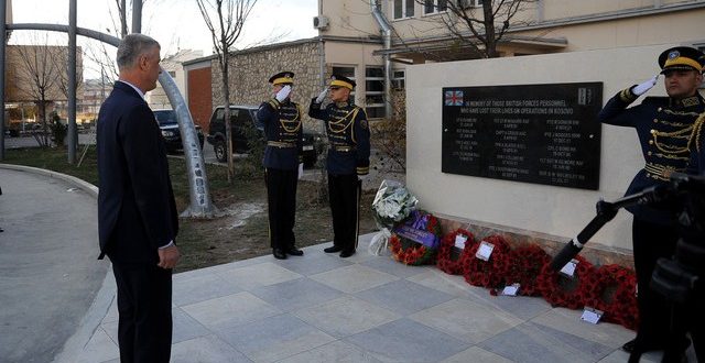 Kryetari i Kosovës Hashim Thaçi nderon dëshmorët britanikë, bën homazhe të memoriali i tyre në sheshin “Edit Durham”