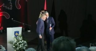 Ish-ambasadori i OSBE-së, William Walker i dhuron një lule kryetarit Thaçi: Mbaje në zyrë t’i kujtosh viktimat e Reçakut