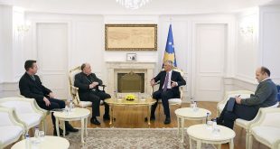Kryetari Thaçi takon imzot Dodë Gjergjin, e falënderon për organizimin e akademisë solemne “Faleminderit Shqipëri”