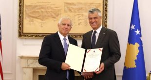 Kryetari, Hashim Thaçi, ka dekoruar me Medaljen Presidenciale Jubilare, gjeneralin amerikan, Wesley Clark