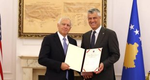 Kryetari, Hashim Thaçi, ka dekoruar me Medaljen Presidenciale Jubilare, gjeneralin amerikan, Wesley Clark