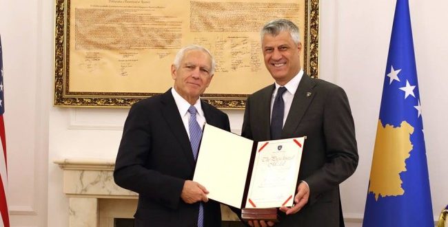 Kryetari, Hashim Thaçi, ka dekoruar me Medaljen Presidenciale Jubilare, gjeneralin amerikan, Wesley Clark