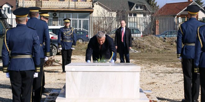 Në 11 vjetorin e Pavarësisë, kryetari Hashim Thaçi ka bërë homazhe te varri i veprimtarit Adem Demaçi