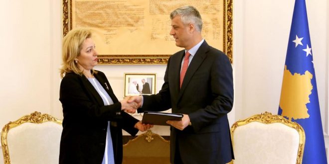 Kryetarit Thaçi i është dorëzuar Raporti i Progresit nga shefja e Zyrës së BE-së në Kosovë, Apostolova