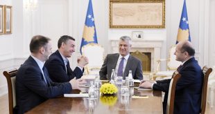 Kryeministri i vendit Albin Kurti, në seancën që i kushtohet ngritjes së vetëdijes së shoqërisë për të mbijetuarat e dhunës seksuale gjatë luftës së fundit në Kosovë, ka thënë se turpi nuk u përket atyre që u përdhunuan, por të gjithë neve tjerëve. “Turpi nuk u përket atyre që u përdhunuan por na përket të gjithë neve tjerëve, Zonja Krasniqi mirë se erdhe në shtëpinë tënde. 22 vjet kanë kaluar, unë dje mora pjesë në dy marshe publike për të drejtat e grave dhe bëmë homazhe në kompleksin memorial. Sot jemi këtu për të folur por një çështje që është e ndjeshme, 22 vjet kanë kaluar dhe plagët u luftës ende janë të hapura. Për frontin që na ka hapur plagë më tepër e që duam të kemi vëmendjen tuaj janë grat dhe burrat e përdhunuar që edhe sot vazhdojnë me plagë, ne nuk mundemi ta imagjinojmë tmerrin që kanë përjetuar por edhe vuajtjet që kanë kaluar pas luftës”, ka thënë Kurti.