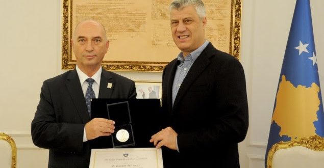 Kryetari Thaçi dekoron kryetarin e Kryetarin e Komitetit Olimpik të Kosovës me Medaljen e Meritave
