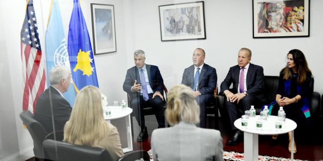 Kryetari i Kosovës, Hashim Thaçi, me delegacionin e tij kanë biseduar me senatorin amerikan, Ron Johnson