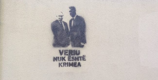 Në Prishtinë shafen grafite të Hashim Thaçit dhe Vladimir Putinit me mbishkrimin “Veriu nuk është Krimea”