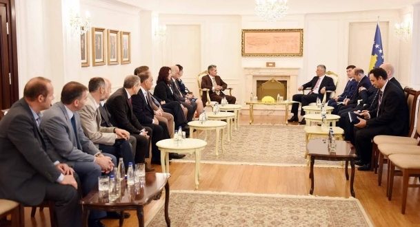 Kryetari Thaçi takoi rektorin dhe dekanët e rinj të Universitetit të Prishtinës