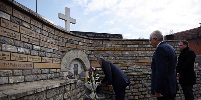 Kryetari, Hashim Thaçi, vazhdon të vizitojë varrezat e serbëve të vrarë gjatë luftës në Kosovë