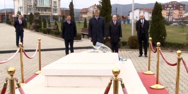 Kryetari Thaçi, në nderim te varri i Ibrahim Rugovës, në 11 vjetorin e vdekjes së tij