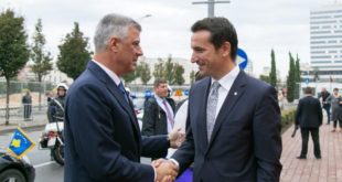 Kryetari Thaçi dhe kryebashkiaku i Tiranës, Erion Veliaj, janë pritur me protesta në Tiranë