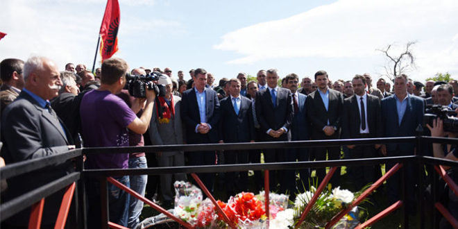 Thaçi dhe Veseli bënë homazhe te varret e heronjve: Tahir Meha e Nebih Meha