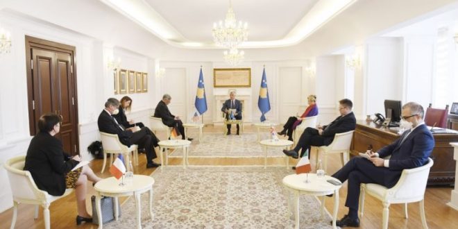 Kryetari Thaçi pret në takim ambasadorët e shteteve të QUNT-it dhe shefen e Zyrës së BE-së në Kosovë