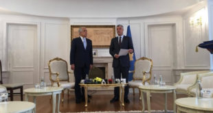 Thaçi dekoron ambasadorin Khalilzad me medaljen ‘Urdhri i Pavarësisë’
